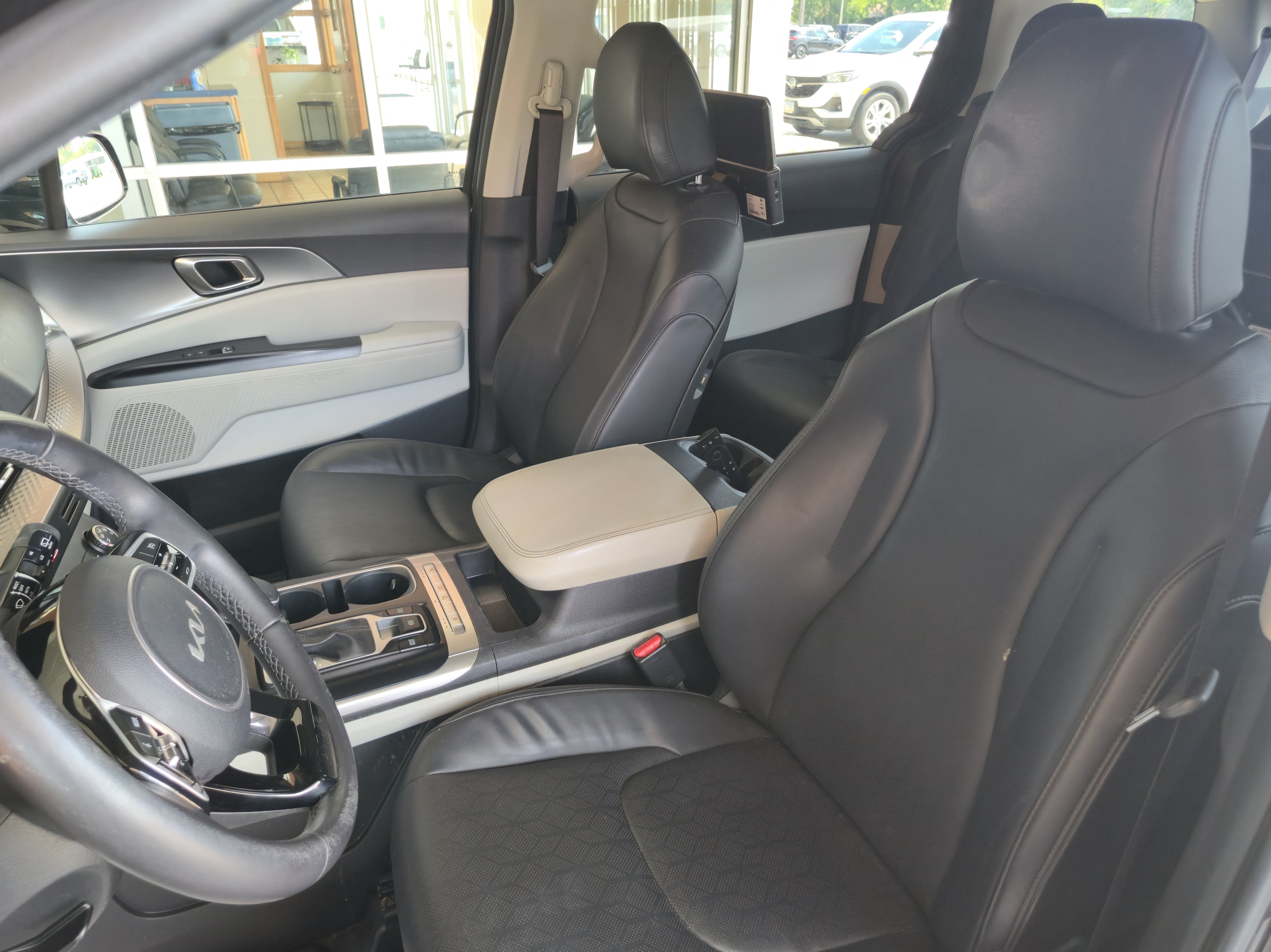 2023 Kia Carnival LX
